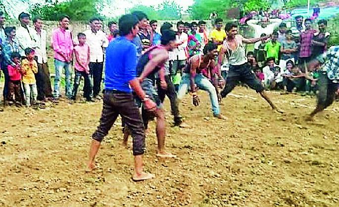 Kabaddi match between son-in-law and Father-in-law at Sony | सोनी येथे रंगला जावई-सासरे यांच्यात कबड्डी सामना Kabaddi match between son-in-law and Father-in-law at Sony | सोनी येथे रंगला जावई-सासरे यांच्यात कबड्डी सामना
