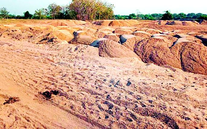 Illegal sand business zones in Mohgaon | मोहगाव येथे अवैध वाळू व्यवसाय जोमात
