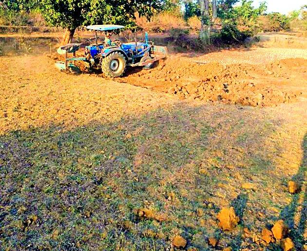 Arbitrary handling of paddy fields | भातखाचरे बांधकामात मनमानी कारभार Arbitrary handling of paddy fields | भातखाचरे बांधकामात मनमानी कारभार
