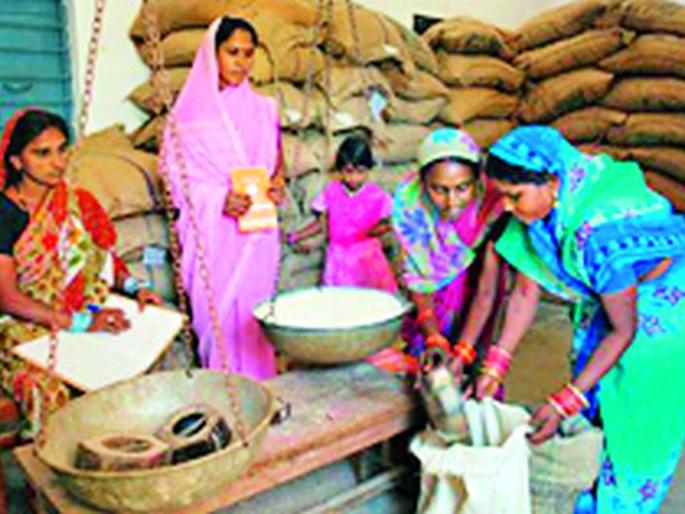 Monthly delivery even after paying three months advance | तीन महिन्याची आगाऊ रक्कम भरल्यानंतरही महिन्याभराचे वितरण Monthly delivery even after paying three months advance | तीन महिन्याची आगाऊ रक्कम भरल्यानंतरही महिन्याभराचे वितरण