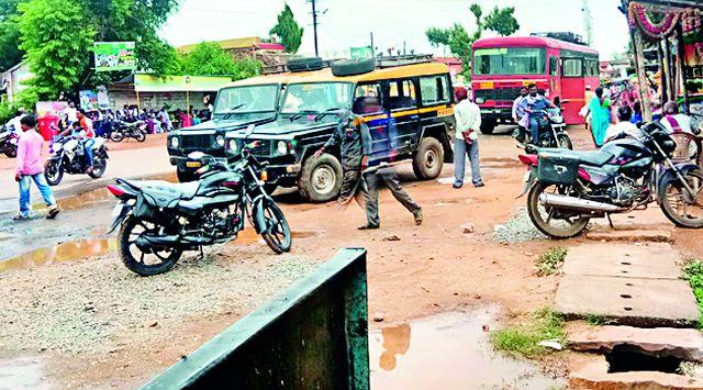 Parking Fault Truck Closet | पार्किंगअभावी वाहतुकीचा खेळखंडोबा Parking Fault Truck Closet | पार्किंगअभावी वाहतुकीचा खेळखंडोबा