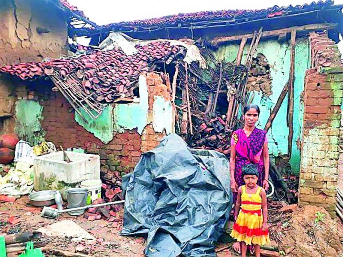 Rainfall collapses in Marhegaon | मऱ्हेगाव येथे अतिवृष्टीने घर कोसळले Rainfall collapses in Marhegaon | मऱ्हेगाव येथे अतिवृष्टीने घर कोसळले