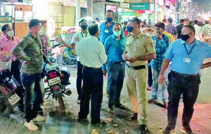 Punitive action taken against 620 citizens who did not wear masks | मास्क न घालणाऱ्या ६२० नागरिकांवर केली दंडात्मक कारवाई Punitive action taken against 620 citizens who did not wear masks | मास्क न घालणाऱ्या ६२० नागरिकांवर केली दंडात्मक कारवाई