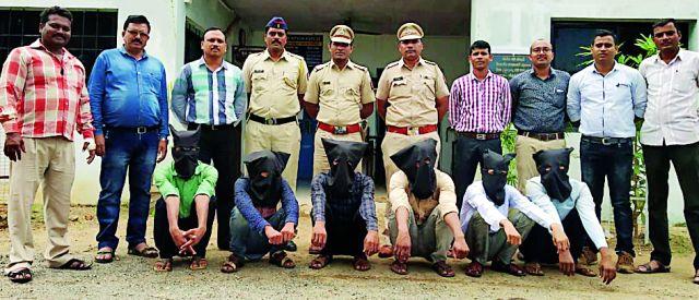 Six sand smugglers Zardaband attacking police | पोलिसांवर हल्ला करणारे सहा रेती तस्कर जेरबंद