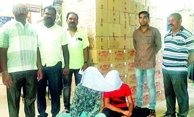 The liquor vendor was caught in the liquor market | दारूबंदी जिल्ह्यात वाहतूक करणारे दारूचे वाहन पकडले