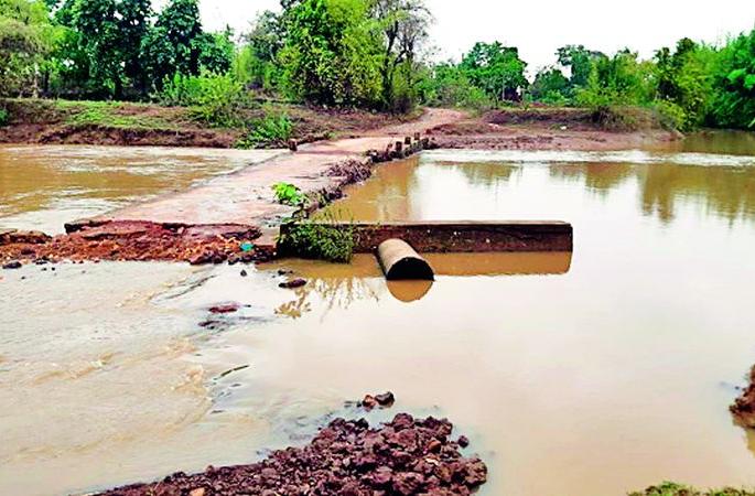 Contact with farmers due to bridges | पुलामुळे तुटतो शेतकऱ्यांचा संपर्क Contact with farmers due to bridges | पुलामुळे तुटतो शेतकऱ्यांचा संपर्क