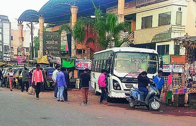 Occupancy of Travels on Bhandara-Nagpur route | भंडारा-नागपूर मार्गावर ट्रॅव्हल्सचा कब्जा Occupancy of Travels on Bhandara-Nagpur route | भंडारा-नागपूर मार्गावर ट्रॅव्हल्सचा कब्जा