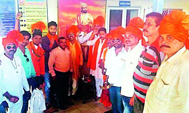 Chhatrapati photo taken at the railway station | रेल्वेस्थानकात लागले छत्रपतींचे छायाचित्र Chhatrapati photo taken at the railway station | रेल्वेस्थानकात लागले छत्रपतींचे छायाचित्र