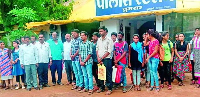 Tantraniketan students clash at police station | तंत्रनिकेतनच्या विद्यार्थ्यांची पोलीस ठाण्यात धडक