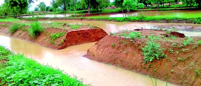 The distribution of the left canal is broken | डाव्या कालव्याची वितरिका फुटली