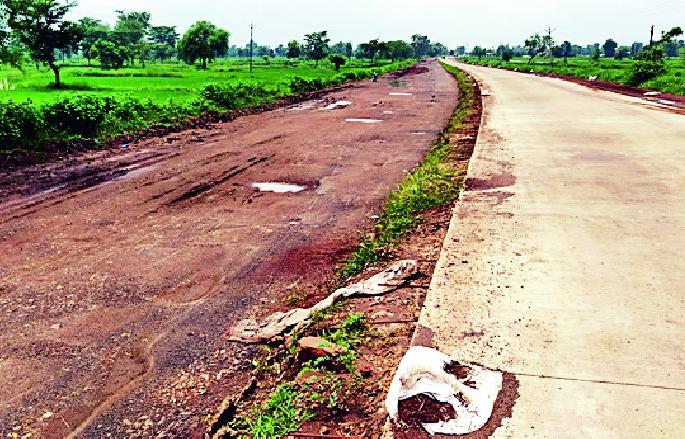 Mooroom, highway work without sand | मुरूम, रेतीअभावी रखडले महामार्गाचे काम Mooroom, highway work without sand | मुरूम, रेतीअभावी रखडले महामार्गाचे काम