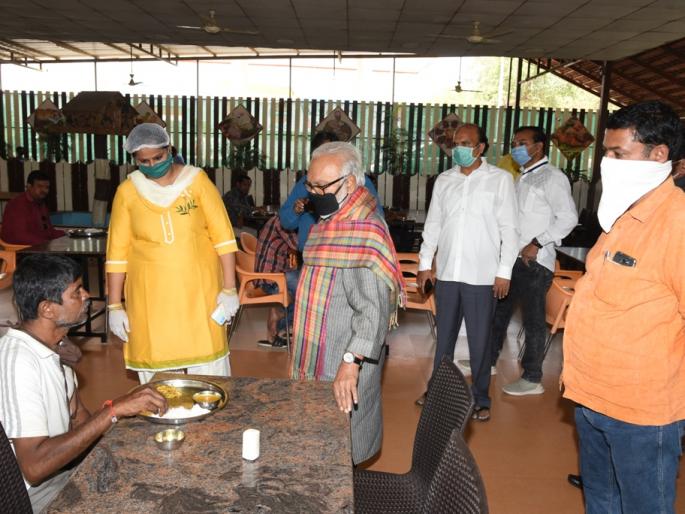 Visiting Shiv Bhoj Kendra from Chhagan Bhujbal | छगन भुजबळांकडून शिवभोजन केंद्रांची पाहणी  Visiting Shiv Bhoj Kendra from Chhagan Bhujbal | छगन भुजबळांकडून शिवभोजन केंद्रांची पाहणी
