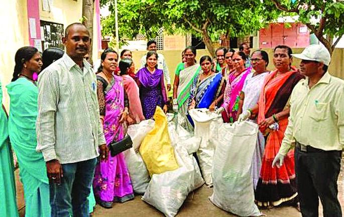 Collection of ten thousand kg plastic waste in Buldana district | बुलडाणा जिल्ह्यात दहा हजार किलो प्लास्टिक कचऱ्याचे संकलन Collection of ten thousand kg plastic waste in Buldana district | बुलडाणा जिल्ह्यात दहा हजार किलो प्लास्टिक कचऱ्याचे संकलन