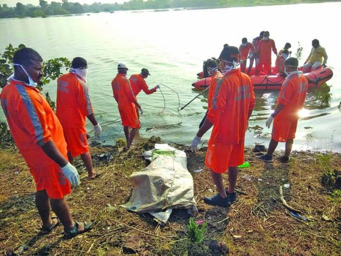 The bodies of both young men were found in the river | पुरात वाहून गेलेल्या दोन्ही तरुणांचे मृतदेह सापडले The bodies of both young men were found in the river | पुरात वाहून गेलेल्या दोन्ही तरुणांचे मृतदेह सापडले