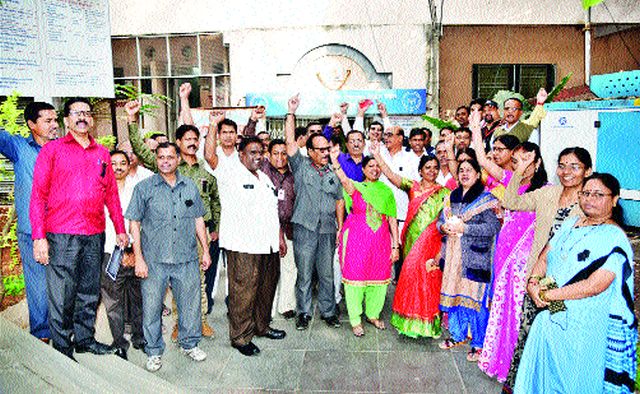 Departmental Education Board employees' agitation for recruitment to vacant posts | रिक्त पदांवर भरतीसाठी विभागीय शिक्षण मंडळ कर्मचाऱ्यांचे आंदोलन Departmental Education Board employees' agitation for recruitment to vacant posts | रिक्त पदांवर भरतीसाठी विभागीय शिक्षण मंडळ कर्मचाऱ्यांचे आंदोलन