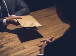 The villagers were burnt while accepting bribe | येवल्यात लाच स्वीकारताना ग्रामसेवक जाळ्यात The villagers were burnt while accepting bribe | येवल्यात लाच स्वीकारताना ग्रामसेवक जाळ्यात