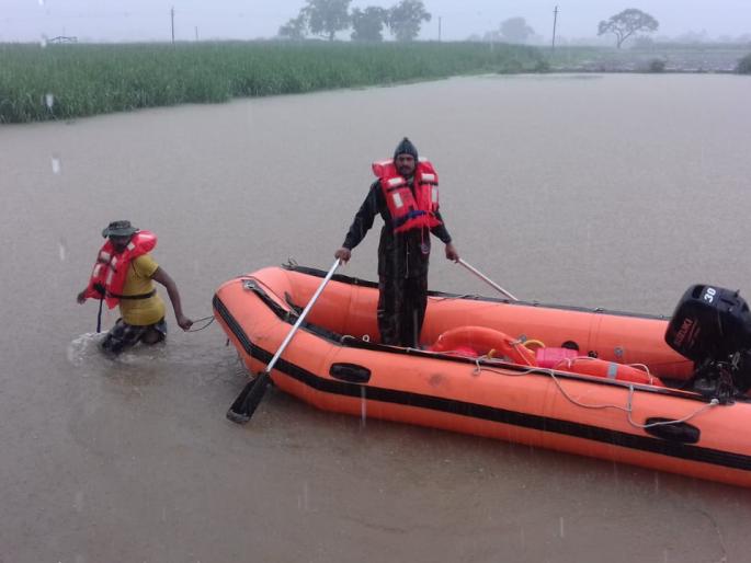Surrounding the pond with the moon | चांदोरीसह सायखेड्याला पाण्याचा वेढा Surrounding the pond with the moon | चांदोरीसह सायखेड्याला पाण्याचा वेढा