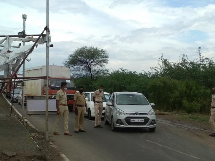 Flying past the police racket on the nose for corona prevention | कोरोनाप्रतिबंधासाठी उभारण्यात आलेल्या नाक्यावरच्या पोलिसांच्या राहुट्या वादळात गेल्या उडून Flying past the police racket on the nose for corona prevention | कोरोनाप्रतिबंधासाठी उभारण्यात आलेल्या नाक्यावरच्या पोलिसांच्या राहुट्या वादळात गेल्या उडून