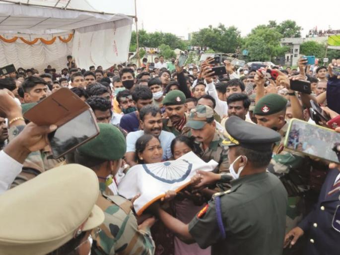 Martyr Kailas Pawar rest in piece at Chikhli | ज्या मैदानाने घडविले त्याच मैदानात शहीद कैलास पवारांना विसावा! Martyr Kailas Pawar rest in piece at Chikhli | ज्या मैदानाने घडविले त्याच मैदानात शहीद कैलास पवारांना विसावा!
