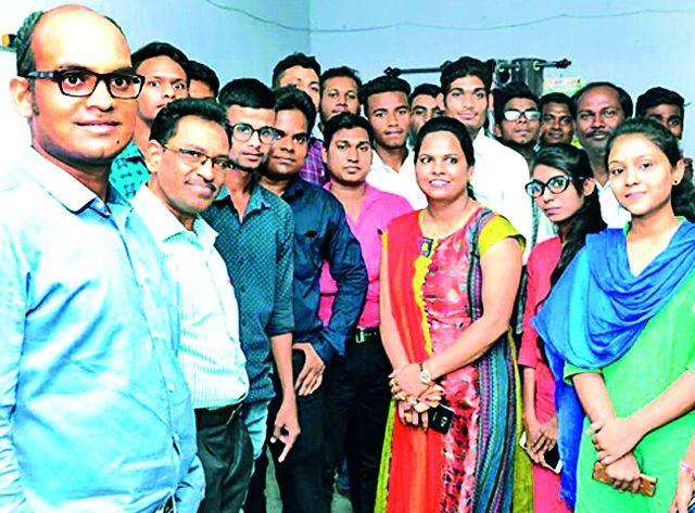 Difficult walk with confidence can be easy | आत्मविश्वासाने अवघड वाट सोपी होते