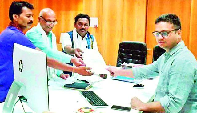 The district collector stops in front of the office | रिपाइंचा जिल्हाधिकारी कार्यालयासमोर ठिय्या