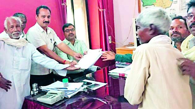 Farmers' tehsildars can be settled for their decision | वनहक्कासाठी शेतकऱ्यांचे तहसीलदारांना साकडे Farmers' tehsildars can be settled for their decision | वनहक्कासाठी शेतकऱ्यांचे तहसीलदारांना साकडे