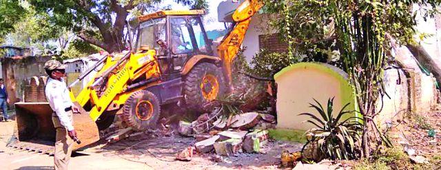Bulldozer on the encroachment in Durgapur | दुर्गापुरातील अतिक्रमणावर बुलडोझर