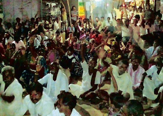 In the Gram Sabha, the determination of the drinking of villagers | ग्रामसभेत ग्रामस्थांचा दारूबंदीचा निर्धार In the Gram Sabha, the determination of the drinking of villagers | ग्रामसभेत ग्रामस्थांचा दारूबंदीचा निर्धार