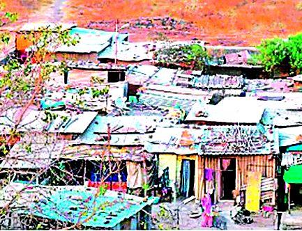 The decision to give protection to slums is on paper | झोपडपट्ट्यांना सरंक्षण देण्याचा निर्णय कागदावरच The decision to give protection to slums is on paper | झोपडपट्ट्यांना सरंक्षण देण्याचा निर्णय कागदावरच