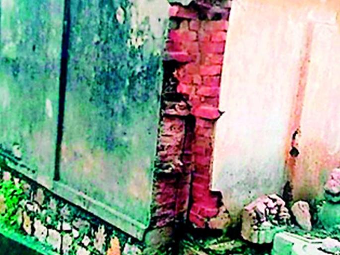 The courtyard of the banquet in the banquet is torn down | भोजवॉर्डातील अंगणवाडीची इमारत जीर्ण The courtyard of the banquet in the banquet is torn down | भोजवॉर्डातील अंगणवाडीची इमारत जीर्ण