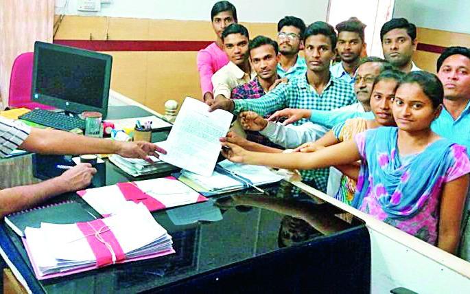 Take action on the discretionary candidates of the MPSC | एमपीएससीतील तोतया उमेदवारांवर कारवाई करा Take action on the discretionary candidates of the MPSC | एमपीएससीतील तोतया उमेदवारांवर कारवाई करा