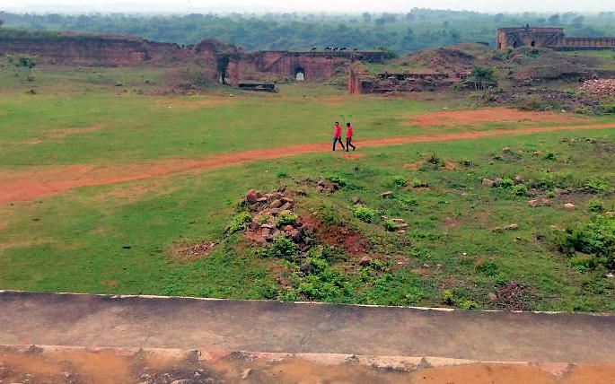 Cleanliness of the fort through public participation | लोकसहभागातून किल्ल्याची स्वच्छता  Cleanliness of the fort through public participation | लोकसहभागातून किल्ल्याची स्वच्छता