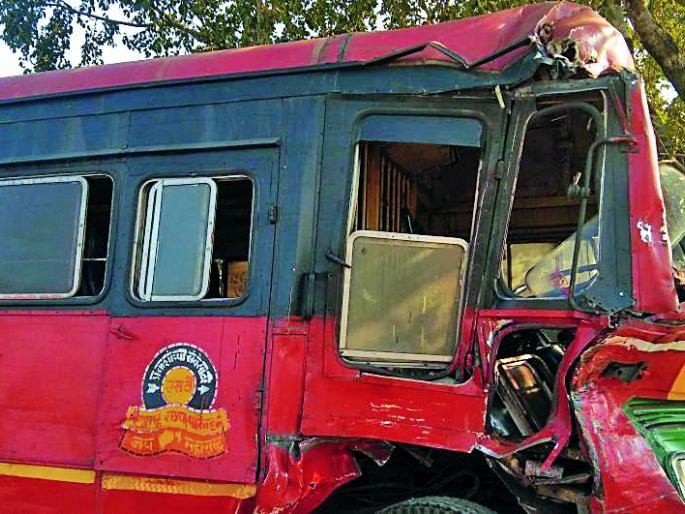 The truck hit the bus | ट्रकची बसला धडक The truck hit the bus | ट्रकची बसला धडक