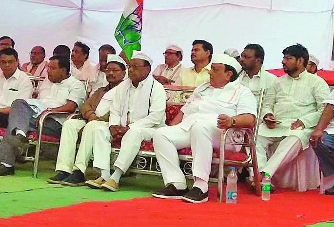 Farmers, workers dam in Gadchandur | गडचांदुरात शेतकरी, कामगारांचे धरणे Farmers, workers dam in Gadchandur | गडचांदुरात शेतकरी, कामगारांचे धरणे