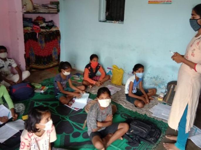 Teacher's Day Special; In Chandrapur district, home school is filled with the help of mother | शिक्षक दिन विशेष; चंद्रपूर जिल्ह्यात मातेच्या सहकार्याने भरते घरी शाळा Teacher's Day Special; In Chandrapur district, home school is filled with the help of mother | शिक्षक दिन विशेष; चंद्रपूर जिल्ह्यात मातेच्या सहकार्याने भरते घरी शाळा