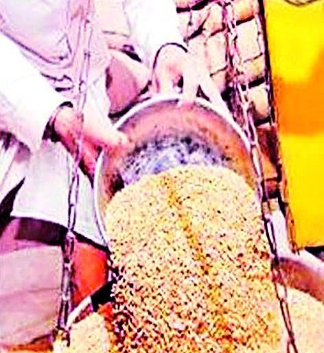 Ration shoppers and customers suffer from grains | धान्यातील तुटीने रेशन दुकानदार व ग्राहक त्रस्त