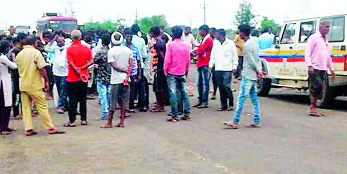 The truck crushed the children, the angry people of the road | ट्रकने बालिकेला चिरडले, संतप्त नागरिकांचा रास्तारोको The truck crushed the children, the angry people of the road | ट्रकने बालिकेला चिरडले, संतप्त नागरिकांचा रास्तारोको