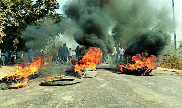  Prohibition rally in Navsari, near Kothari, near Kadkadit | कोठारी येथे कडकडीत बंद, नवरगावात निषेध रॅली