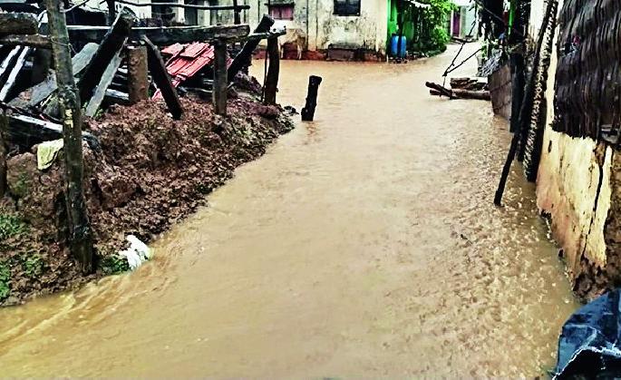 Hundreds of hectares of crops are under water due to incessant rainfall | संततधार पावसामुळे शेकडो हेक्टर पिके पाण्याखाली