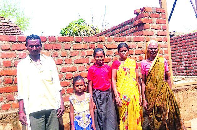 After all, the construction of the 'house' started | अखेर ‘त्या’ घरकुलाचे बांधकाम सुरू After all, the construction of the 'house' started | अखेर ‘त्या’ घरकुलाचे बांधकाम सुरू