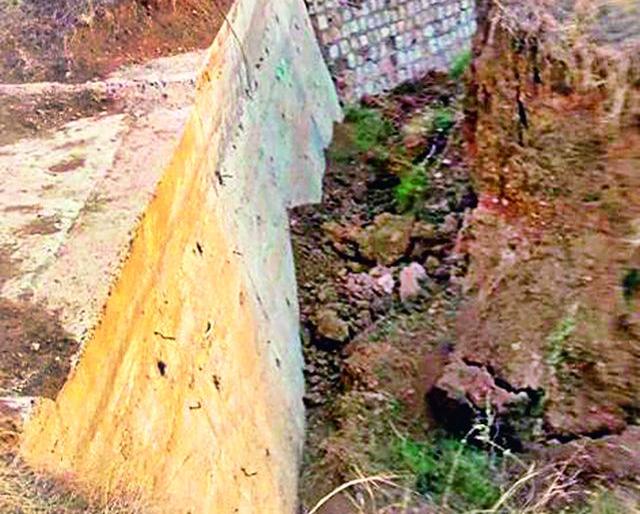 Red-pothra canal breaks | लाल-पोथरा कालव्याला भगदाड Red-pothra canal breaks | लाल-पोथरा कालव्याला भगदाड