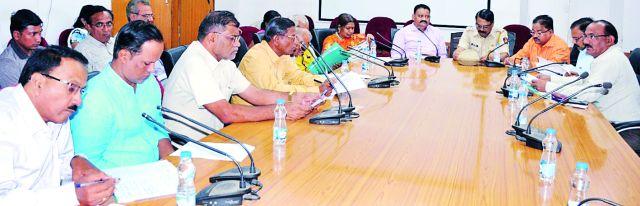 Settle down customer complaints | ग्राहकांच्या तक्रारींचा निपटारा करा Settle down customer complaints | ग्राहकांच्या तक्रारींचा निपटारा करा