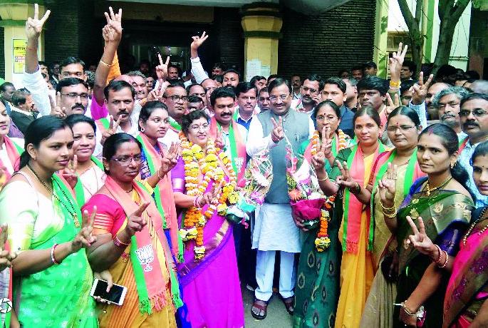 For the first time a woman on a mini ministry | मिनी मंत्रालयावर पहिल्यांदाच महिलाराज For the first time a woman on a mini ministry | मिनी मंत्रालयावर पहिल्यांदाच महिलाराज