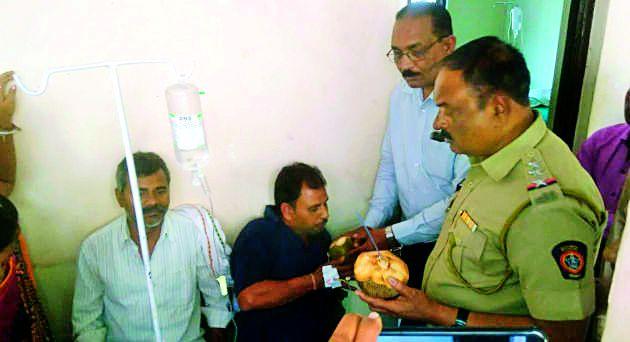 After the assurance, the retreat of the railway canteen employees is back | आश्वासनानंतर रेल्वे कॅन्टीन कर्मचाऱ्यांचे उपोषण मागे After the assurance, the retreat of the railway canteen employees is back | आश्वासनानंतर रेल्वे कॅन्टीन कर्मचाऱ्यांचे उपोषण मागे