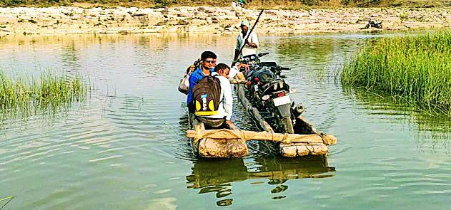 In the 21st century, the villagers travel through the boat | २१ व्या शतकातही ग्रामिणांचा नावेतून प्रवास In the 21st century, the villagers travel through the boat | २१ व्या शतकातही ग्रामिणांचा नावेतून प्रवास