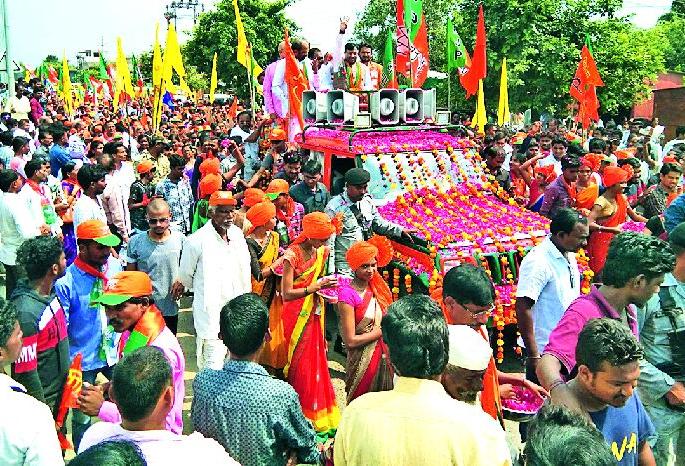 Maharashtra Election 2019 ; Demonstration of the Giants' strength for nomination | Maharashtra Election 2019 ; नामांकनासाठी दिग्गजांचे शक्ती प्रदर्शन Maharashtra Election 2019 ; Demonstration of the Giants' strength for nomination | Maharashtra Election 2019 ; नामांकनासाठी दिग्गजांचे शक्ती प्रदर्शन