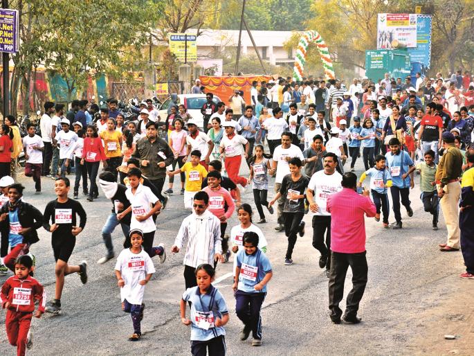 'Say NoTo Plastics': Akola Runs for public awareness | ‘से नो टू प्लास्टिक’ : जनजागृतीसाठी धावले अकोलेकर 'Say NoTo Plastics': Akola Runs for public awareness | ‘से नो टू प्लास्टिक’ : जनजागृतीसाठी धावले अकोलेकर