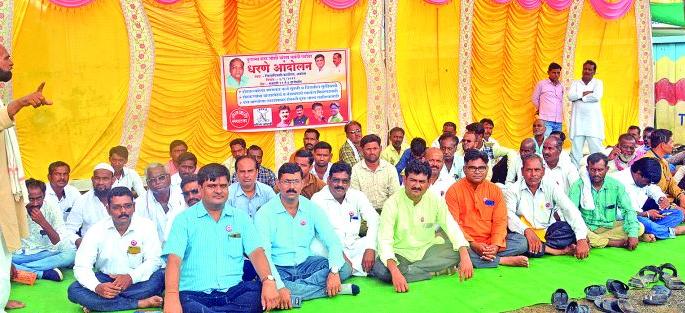 Farmers' Association agitation akola collector office | शेतकरी संघटनेने दिले धरणे! Farmers' Association agitation akola collector office | शेतकरी संघटनेने दिले धरणे!