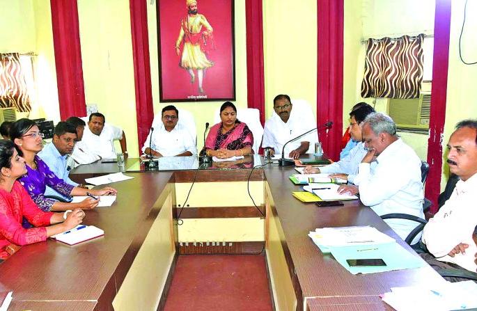 Mayor reviews; Akolekar awaits reform! | महापौरांनी घेतला आढावा; अकोलेकरांना सुधारणांची प्रतीक्षा! Mayor reviews; Akolekar awaits reform! | महापौरांनी घेतला आढावा; अकोलेकरांना सुधारणांची प्रतीक्षा!