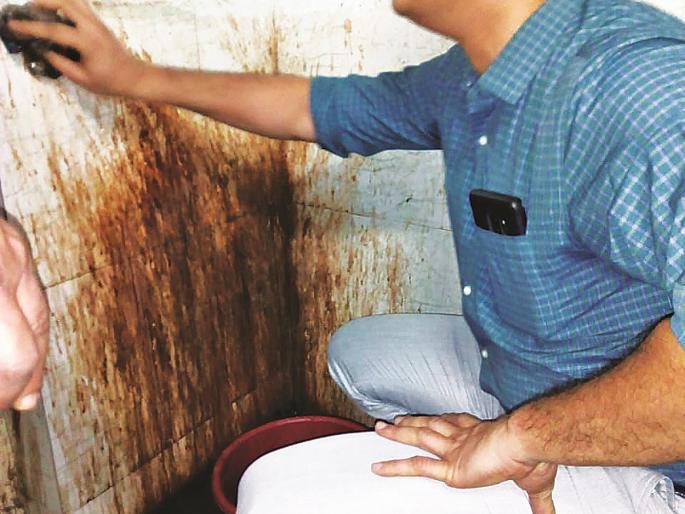 Akola district collector made clear the wall painted by the pitch | अकोल्याच्या जिल्हाधिकाऱ्यांनी केली पानाच्या पिचकाऱ्यांनी रंगलेली भिंत साफ Akola district collector made clear the wall painted by the pitch | अकोल्याच्या जिल्हाधिकाऱ्यांनी केली पानाच्या पिचकाऱ्यांनी रंगलेली भिंत साफ